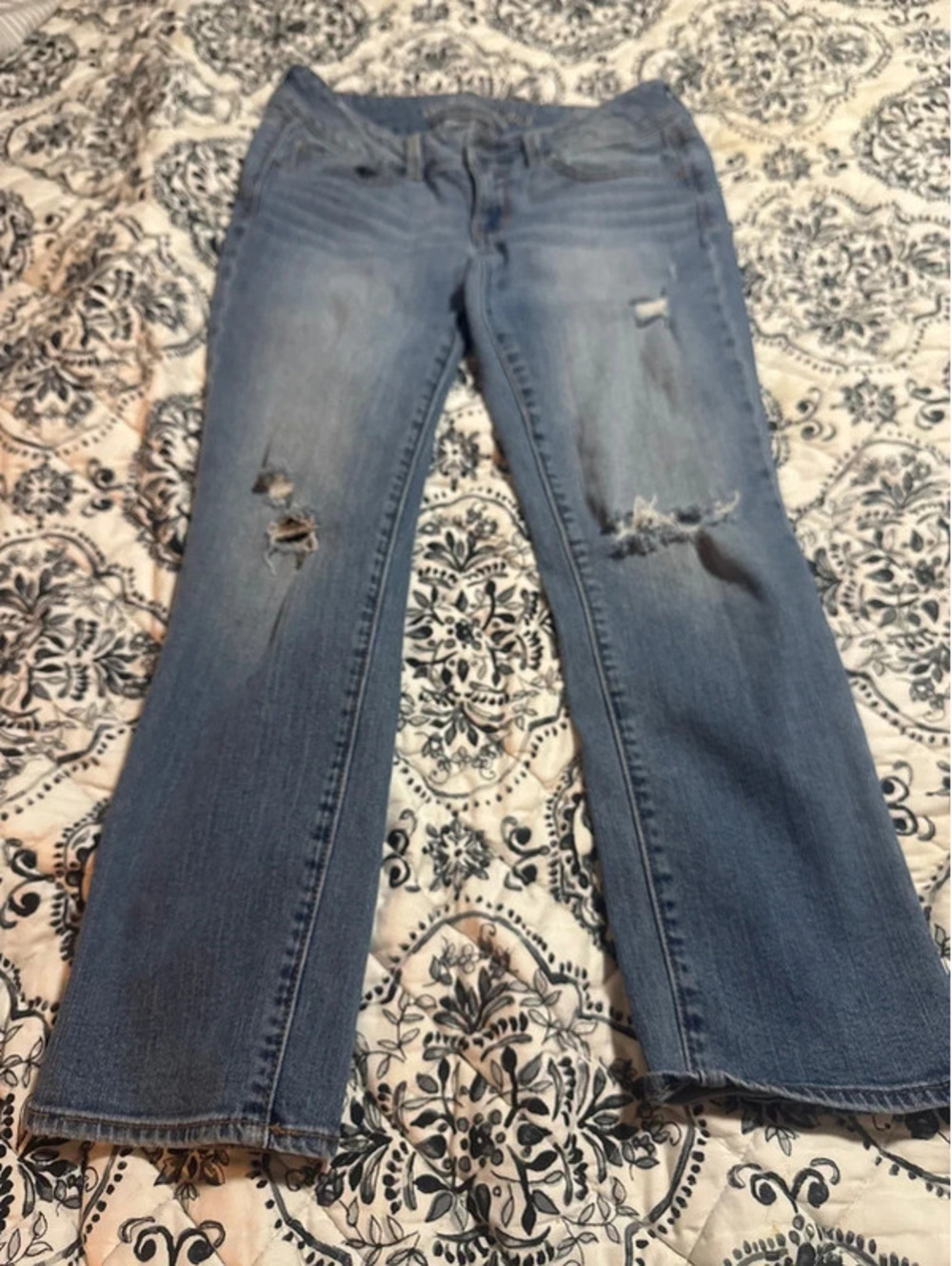 American Eagle Artist Crop Stretch Distressed Jeans Size 6